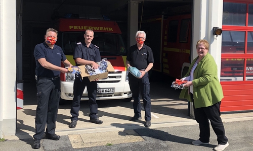 Britta Wichert übergab die Masken an die Vertreter der Feuerwehr.