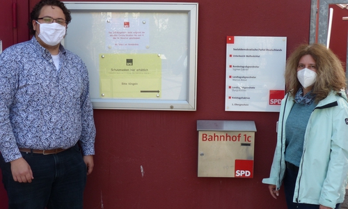 Auf dem Bild zu sehen sind: (links) Lennie Meyn, Stadtverbandsvorsitzender und (rechts) Susanne Fahlbusch, stellvertretende Unterbezirksvorsitzende.