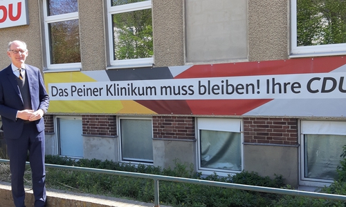 CDU-Landtagsabgeordneter Christoph Plett dokumentiert jetzt mit einem Banner an der Peiner CDU Geschäftsstelle dauerhaft und öffentlich die Solidarität mit den Beschäftigten des Peiner Klinikums.
