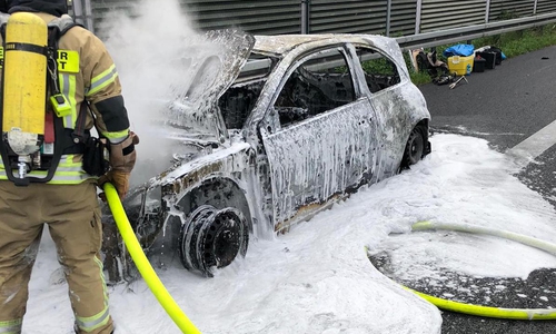 Die Feuerwehr löschte das Auto.