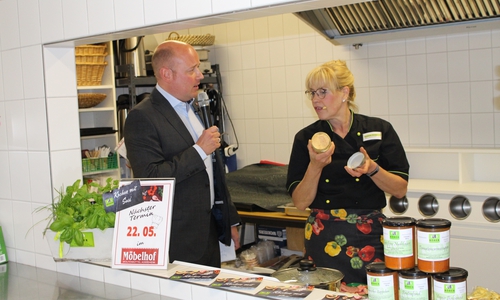 Holger Bormann mit Susanne Röder in der Show-Küche.