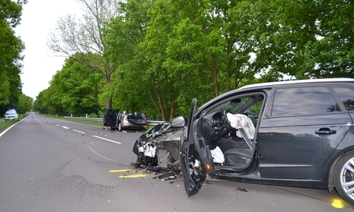 Insgesamt wurden drei Personen bei dem Unfall verletzt.