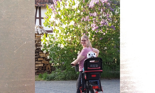 Inga Heine mit Kind und Fahrrad.