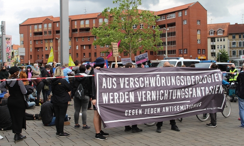 Die Gegendemonstration des Bündnisses gegen Rechts auf dem Schlossplatz.