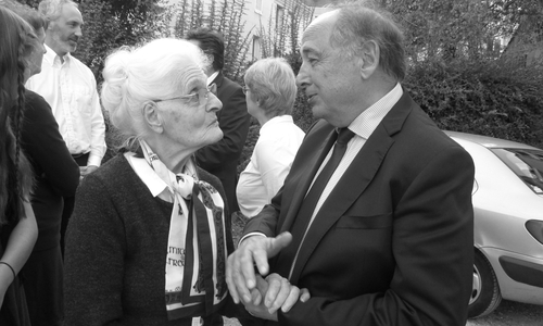 Jeanne Vergnault im Gespräch mit Jean Yves Le Bouillionec, ehemaliger Bürgermeister von Cachan. Das Foto entstand nach der Beerdigung ihres Ehemannes am 8. Oktober 2018, wo der Landkreis Wolfenbüttel durch den stellvertretenden Landrat Uwe Schäfer und langjährigen Kreistagsabgeordneten vertreten war.