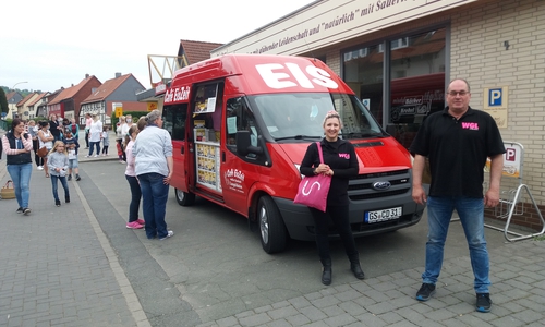 Der Eiswagen bediente die Kinder, die die Abstandsregel gewissenhaft einhielten.