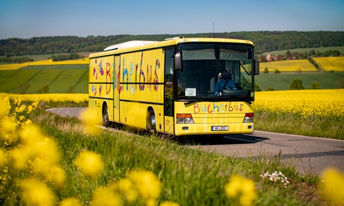 Der Bücherbus im Landkreis Wolfenbüttel auf dem Weg zu den Leserinnen und Lesern.