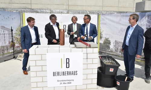 Die Grundsteinlegung in Anwesenheit von Oberbürgermeister Klaus Mohrs (re.).