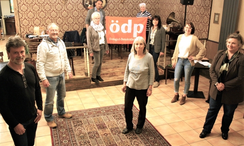 Von links nach rechts: Eberhard Briegel, Klaus Brinkmann, Giesela Kutschat, Heinrich Schwarzkopf, Heidrun Hirth, Martina Bodenstein, Nicole Rudbach, Uliana Burtnaia und Sabina Briegel.