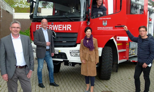 Daniel Meyer, Ortsbrandmeister der Freiwilligen Feuerwehr Mörse, führte das neue Löschgruppenfahrzeug Katastrophenschutz (LF-KatS) (von links) Kämmerer Andreas Bauer, Bürgermeister Ingolf Viereck, SPD-Landtagsabgeordneter Immacolata Glosemeyer und SPD-Bundestagsabgeordneten Falko Mohrs vor.