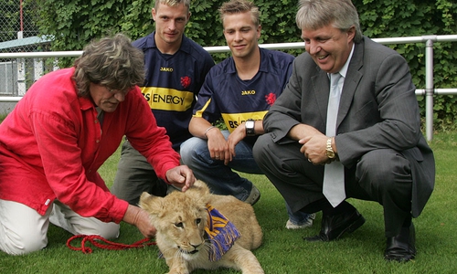 Wie aus anderen Zeiten: Trikotpräsentation mit dem Tiertrainer Joe Bodemann, Benny Siegert, Lars Fuchs, Sportchef Wolfgang Loos und einem echten Löwen.