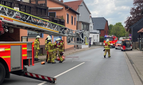 Die Feuerwehr bei den Vorbereitungen der Rettungsarbeiten.