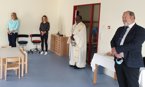 Der Einsegnung der neuen Gruppe durch Pfarrer Dr. Kafuti wohnten auch einige Vertreter aus Verwaltung, Politik und der Kirchengemeinde bei.