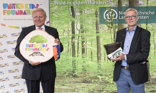 Jürgen Brinkmann, Vorstandsvorsitzender der Volksbank BraWo und Initiator von United Kids Foundations, und Dr. Klaus Merker, Präsident der Niedersächsischen Landesforsten, gründen den United Kids Foundations Wald im Harz nahe Torfhaus. Die Volksbank BraWo spendet dem Kindernetzwerk 15.000 Bäume zur Aufforstung.