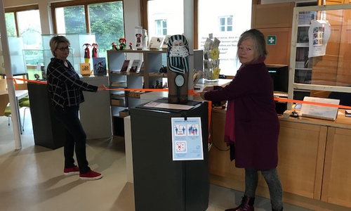 Die Wiedereröffnungsvorbereitungen im Eulenspiegelmuseum sind in vollem Gange. Links im Bild: Mitarbeiterin Sabine Mehrgott, rechts: Museumsleiterin Charlotte Papendorf.