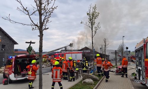 Derzeit ist die Feuerwehr mit einem Großaufgebot vor Ort.