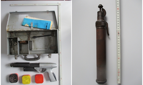 Zwei der gefundenen Bolzenschussgeräte. 