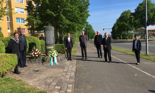 Stille Kranzniederlegung am 8. Mai an der Stele in der Breslauer Straße, v.l.: Falko Mohrs, Wilfried Andacht, Klaus Mohrs, Ingolf Viereck, Ralf Krüger, Günter Lach und Bärbel Weist.