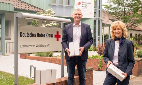 Thorsten Rückert, Vorstandsmitglied beim DRK-Kreisverband Wolfsburg e.V., freut sich über vier iPads, die ihm Claudia Kayser, Leiterin der Direktion von der Volksbank BraWo, für die Seniorenarbeit überreicht.