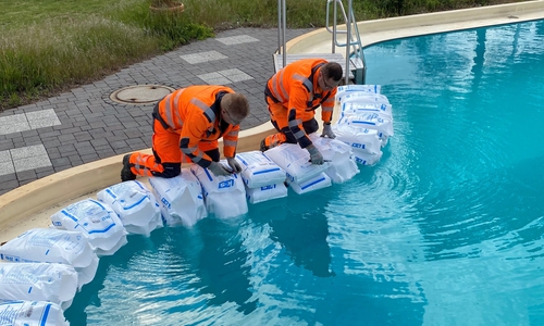 Die Freibadbetreiber im Landkreis Helmstedt bereiten sich in der Hoffnung auf eine Öffnung Ende Mai auf die Saison vor. Hier zu sehen: Salzeinbringen im Freizeitbad Grasleben. (Symbolbild)