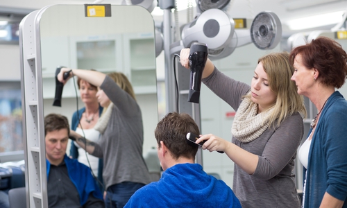 Trotz Corona-Krise sollten Betriebe an die Ausbildung junger Menschen denken.