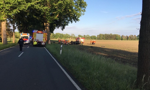 Das Fahrzeug blieb auf dem Acker liegen.