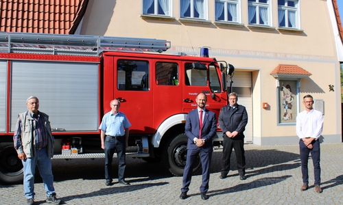 Gute Nachrichten für die FFW Esbeck: (v.li.) Ortsbürgermeister Hans-Joachim Rehkuh, Ortsbrand- meister Thomas Wubben, Bürgermeister Malte Schneider, Stadtbrandmeister Michael Barth und Dienstbereichsleiter Ingo Weitze freuen sich über die Mittelzusage für die Anschaffung eines neuen Löschfahrzeuges.