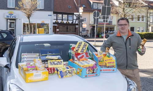 Benjamin Staab, Ortsbrandmeister Salzgitter-Bad, nahm die Süßigkeiten für die Feuerwehr entgegen.