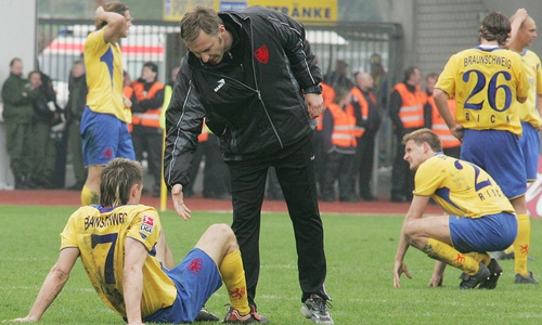 Auch Niederlagen gehören dazu: Co-Trainer Willi Kronhardt tröstet Siegert.