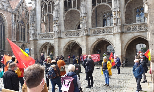 Das Bündnis gegen Rechts hielt seine Kundgebung vor dem Altstadtrathaus ab.