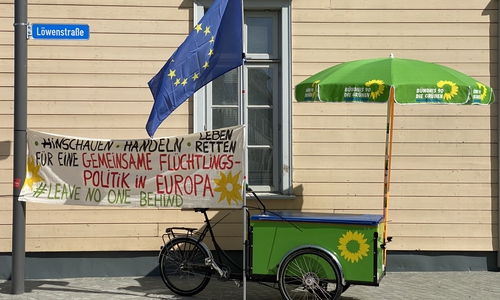 Eine Plakataktion der Grünen vom 9. Mai. Sie war eigentlich verboten worden - obwohl nicht einmal jemand vor Ort gewesen sei.