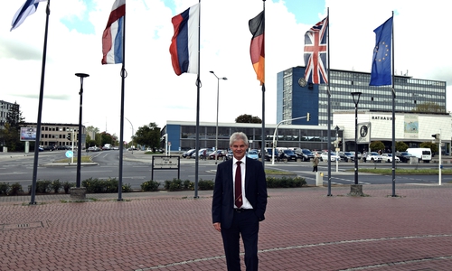 Oberbürgermeister Frank Klingebiel auf dem Platz der Städtepartnerschaften.