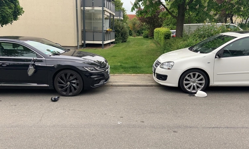 Die beschädigten Autos.