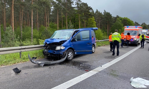 Der Kleinbus rammte den LKW.