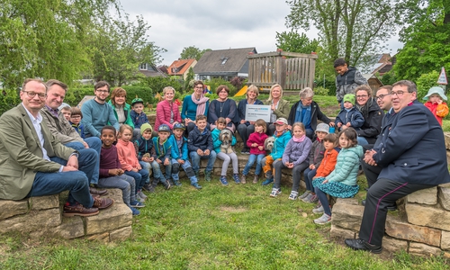 KiTa-Team, Elternvertreter, Ratsfrauen und -männer der Gemeinde Evessen, FFW und Kirchengemeinde sowie KiTa-Kinder. Archivbild.