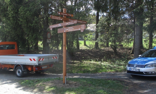 Der Wegweiser wurde beschädigt. 