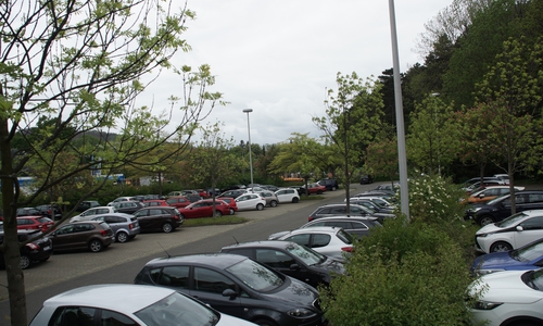 Auf dem öffentlichen Parkplatz an der Hildesheimer Straße werden 60 Parkplätze entfallen. 