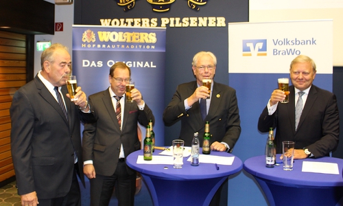 Jürgen Brinkmann (re.) stößt mit den Wolters-Geschäftsführern Hanns-Bernd de Wall, Thomas Renneke und Peter Lehna auf die geschlossene Allianz an.