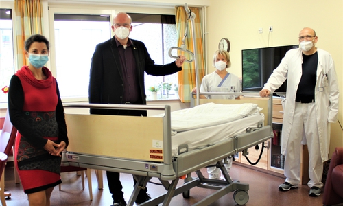 Freuen sich über die Bettenspende: die stellvertretende Klinikumsdirektorin Katrin Stary, der Vorsitzende des Klinikumsausschusses Ingolf Viereck, Pflegekraft Katja Bayer und der Ärztliche Leiter der Geriatrie Peter Klesse.  