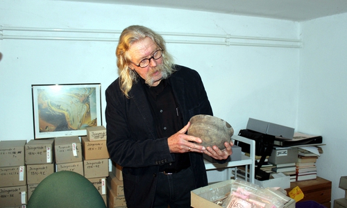 Wolf-Dieter Steinmetz mit Tafelgeschirr, das vom Isiburg-Gelände stammt. Das Gefäß hat keine gängige Form (etwa 9. Jahrhundert vor Christi). 
