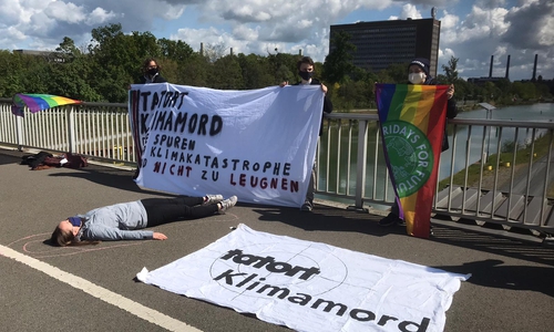 Anlässlich des Autogipfels führte Fridays for Future eine Protestaktion vor dem VW Werk durch.