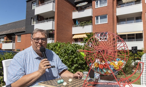 Michale Thürnau moderierte zum ersten Mal beim Balkon-Bingo.