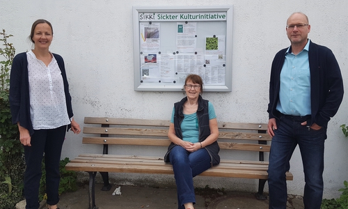 Claudia Busch (Konzerte) und Annegrit Helke (Ausstellungen, Lesungen) freuen sich zusammen mit dem neuen Sickter Bürgermeister Ingo Geisler über den SIKKI-Schaukasten. Zum SIKKI -Team gehört noch Susanne Busch (Konzerte).