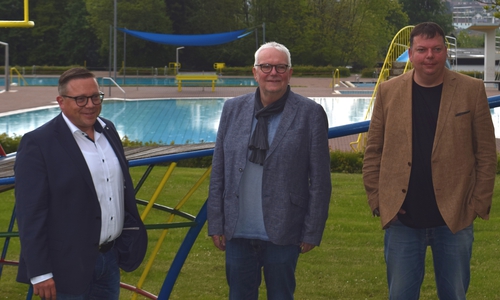  Ralf Schiller (Mitte), sein Nachfolger Sascha Feier (links) und Meik Erbrecht im Außenbereich des Aquantic.