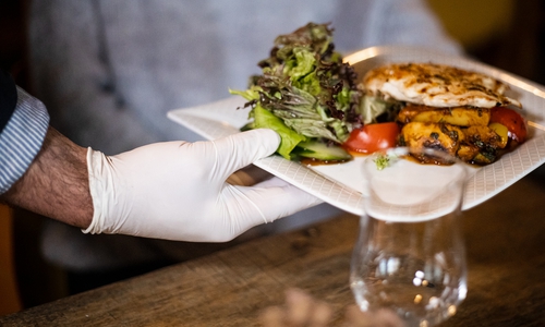 Servieren in Corona-Zeiten: Ohne Hygiene- und Abstandsregeln geht nichts in der Gastronomie. Daher sollten Gäste beim Restaurantbesuch Geduld mitbringen, meint die Gewerkschaft NGG.