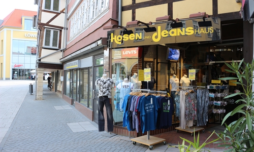 Das Hosen und Jeans Haus befindet sich direkt an den Krambuden, in direkter Laufnähe zum Parkhaus Schulwall im Löwentor.