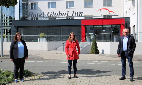 (v.l.n.r.): Melanie Runkehl-Köse, Monika Müller und Michael Leipelt vor dem Haupteingang des Hotel Global Inn. 