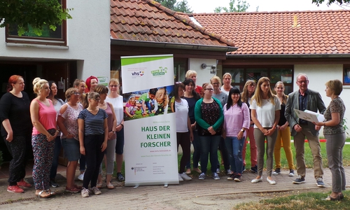 Im vergangenen Jahr überreichte Kerstin Schmidt (re.) von der Kreisvolkshochschule Helmstedt dem gesamten Kita-Team das „neue“ Zertifikat „Haus der kleinen Forscher“.