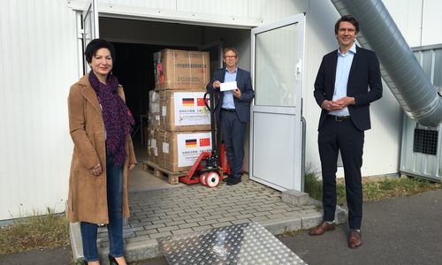 Immacolata Glosemeyer, Oberbürgermeister Klaus Mohrs und Dr. Ansgar Hermes beim Verladen der Lieferung.