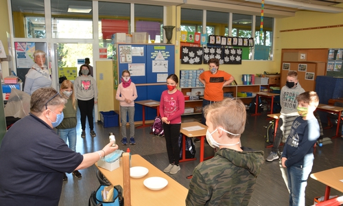 Lydia Fricke mit Pfefferstreuer und Wasserschalen vor den Viertklässlern der Grundschule Hornburg.